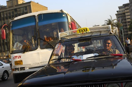 Egypte, Le Caire, taxi dans les rues embouteillées