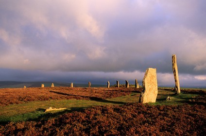 Royaume-Uni, Ecosse, îles Orcades, Mainland, au bord du Loch of Stenness, pierres levées du Ring of Brogar, classées Patrimoine Mondial de l' UNESCO