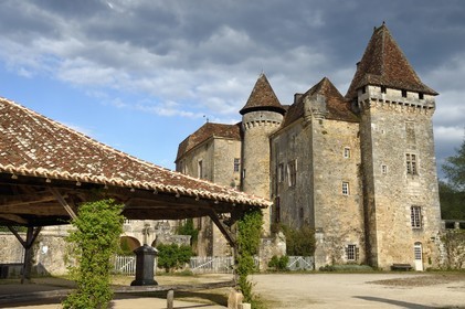 France, Dordogne (24), Périgord Vert, Saint-Jean-de-Côle, labellisé Les Plus Beaux Villages de France, le Chateau de la Marthonye ou Marthonie et la Halle