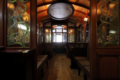 France, Moselle (57), Abreschviller, le petit train anciennement train forestier, la voiture de style Orient Express avec dessins Art déco