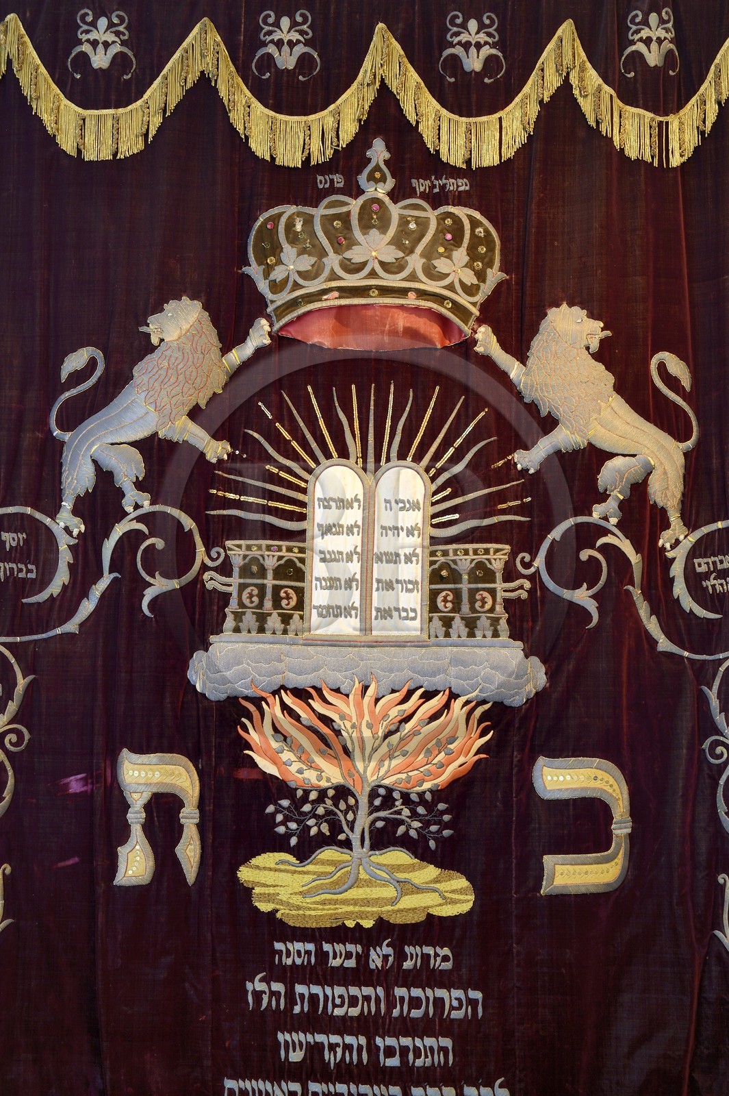 France, Haut-Rhin (68), Colmar, le Musée Bartholdi accueille une collection d’objets témoignant de la présence d’une communauté juive bien implantée en Alsace, parokhet (rideau fermant l’Arche sainte et dissimulant les rouleaux de la Torah)