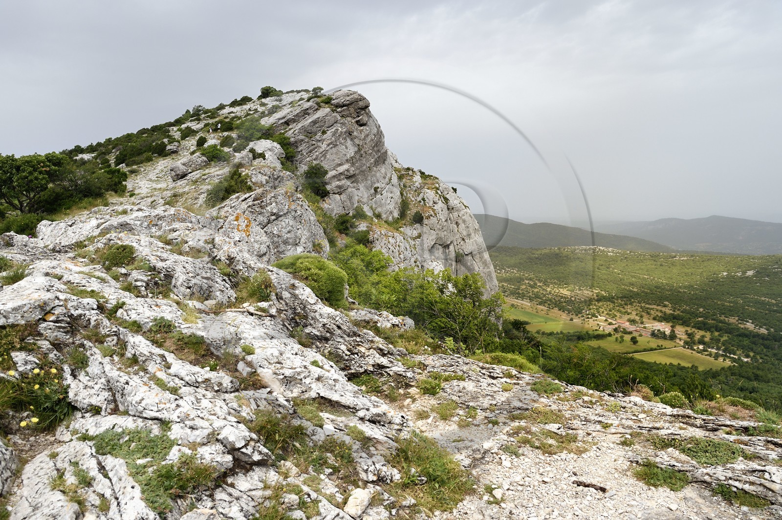 France, Var (83), Plan-d'Aups-Sainte-Baume, parc naturel régional de la Sainte-Baume, Massif de la Sainte-Baume, randonneurs au col du Saint-Pilon sur le GR 98 et GR9, le Saint-Pilon à gauche et l'Hostellerie de la Sainte Baume en bas à droite en arrière plan