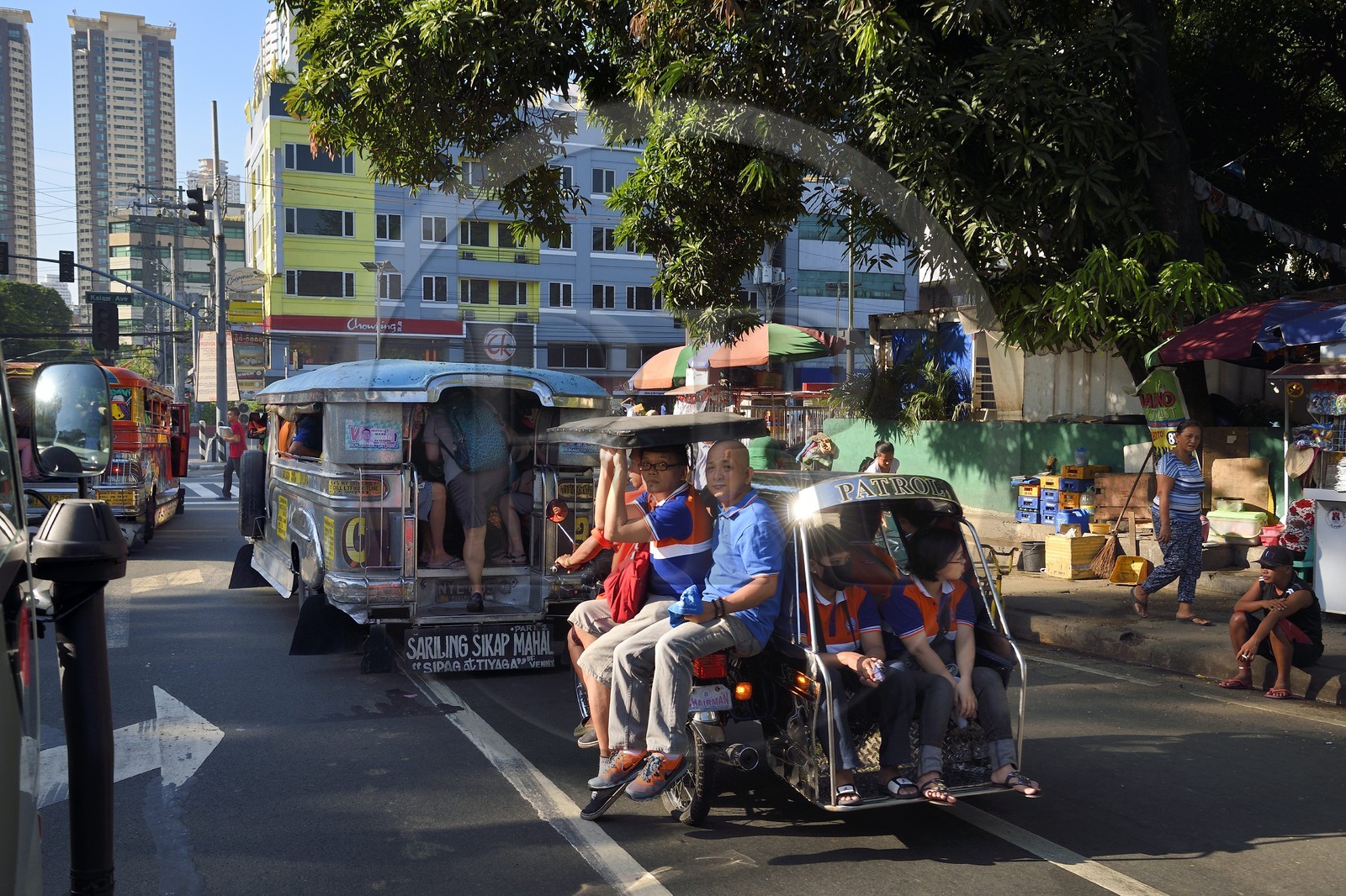 Philippines, Ile de Luzon, Manille, quartier Ermita, tricycle moto-taxi sur l'avenue Maria Orosa