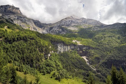 Suisse, Canton de Vaud, Ormont-Dessus, Les Diablerets, téléphérique de Glacier 3000 au Col du Pillon au dessus de la  Cascade du Dar