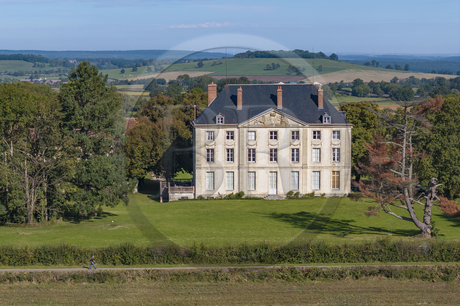 France, Yonne (89), Sauvigny-le-Bois, chateau de Montjalin, musée de l'automobile (vue aérienne)