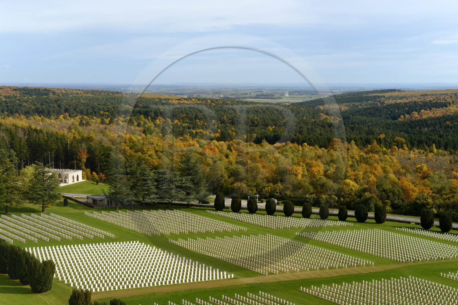 France, Meuse (55), Douaumont, bataille de Verdun, ossuaire de Douaumont, nécropole nationale, alignement de tombes de soldats dont un carré de tombes de soldats musulmans à gauche