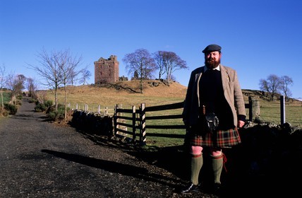 Royaume-Uni, Ecosse, Perthshire and Kinross, Balvaird Castle et son propriétaire portant le kilt traditionnel