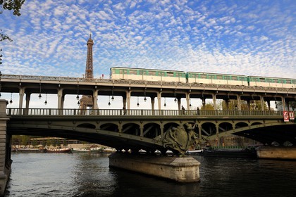 France, Paris (75), la Tour Eiffel et le pont de Bir-Hakeim