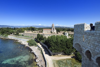 France, Alpes-Maritimes (06), Cannes, Iles de Lérins, Ile de Saint-Honorat, Abbaye de Lérins, ancien monastère fortifié élevé en 1073 et l'église abbatiale du monastère