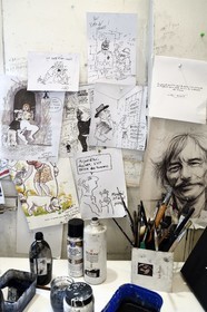 France, Ivry-sur-Seine (94), l'artiste plasticien Ernest Pignon-Ernest dans son atelier