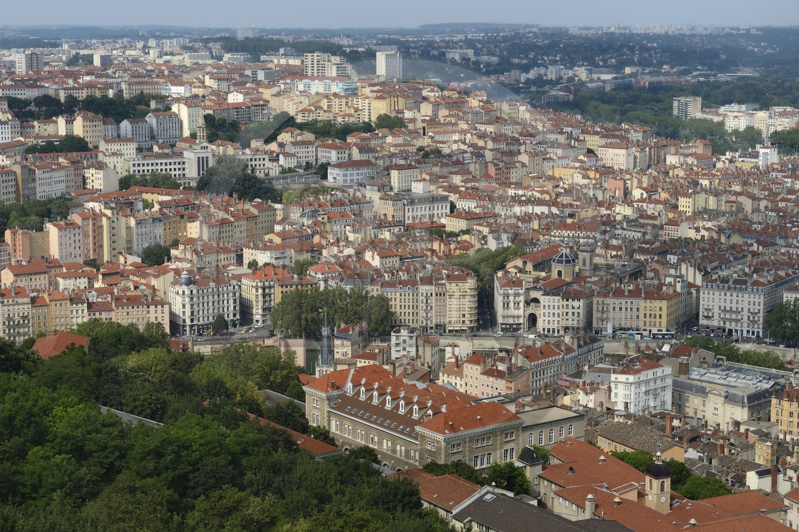 France, Rhône (69), Lyon, site historique classé Patrimoine Mondial de l'UNESCO, les pentes de la colline de la Croix-Rousse et le quartier Saint-Paul du Vieux Lyon en premier plan