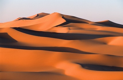 Libye, région du désert, Le Fezzan (Sahara), dunes ocres en bordure de la Tadrart-Akakus au nord-est de Ghat