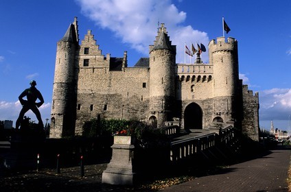 Belgique, Flandre, Anvers (Antwerpen), statue de Langer Wapper devant la forteresse du Steen, musée de la marine