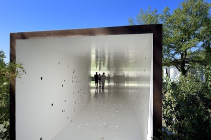 France, Var (83), Le Muy, Fondation Bernar Venet, l'intérieur du pont-tube en acier oeuvre de Bernar Venet au dessus de la rivière Nartuby