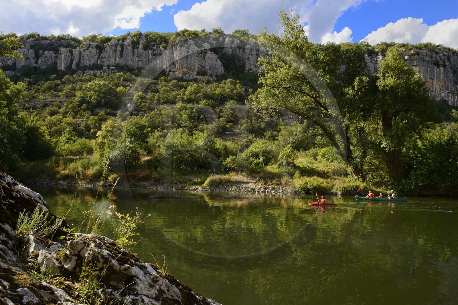 France, Ardèche (07), Ruoms, kayaks descendant la rivière Ardèche dans les défilés de Ruoms à Pradons