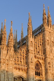 Italie, Lombardie, Milan, le Duomo dans le centre historique, cathédrale de style gothique flamboyant au coucher de soleil