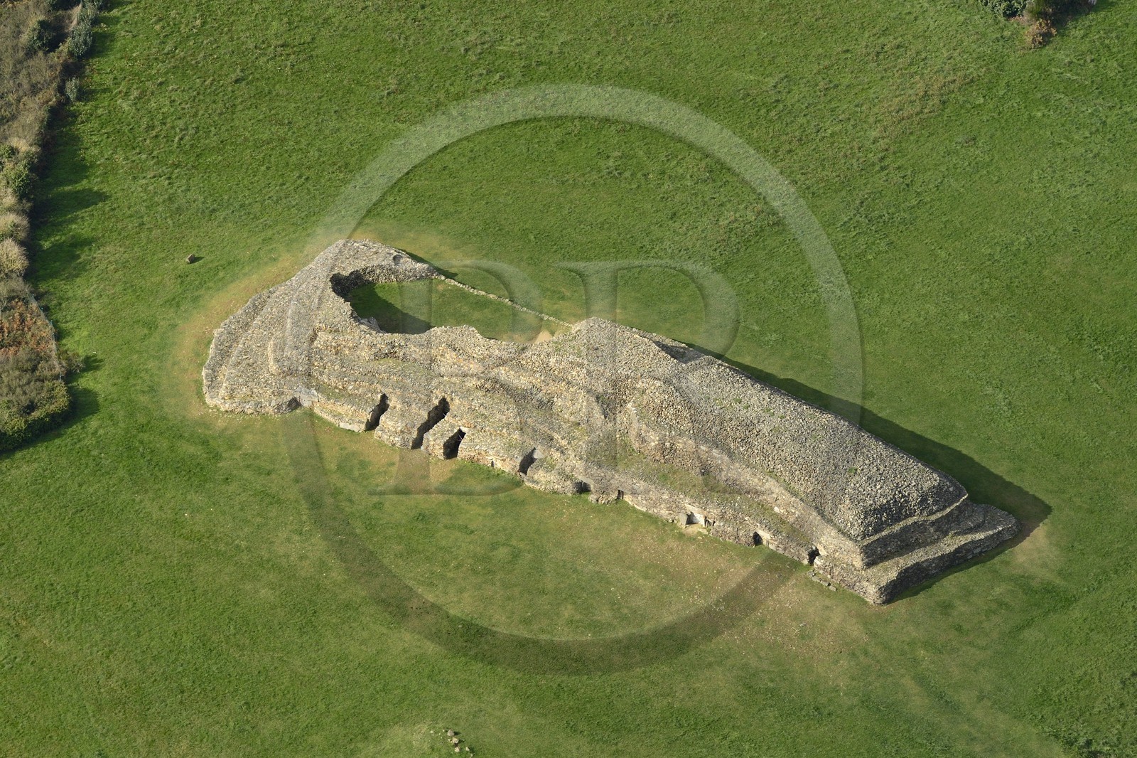 France, Côtes-d'Armor (22), Presqu'île de Kernehelen (Baie de Morlaix) le Cairn de Barnenez, vieux de 6000 ans composé de deux Cairns (vue aérienne)