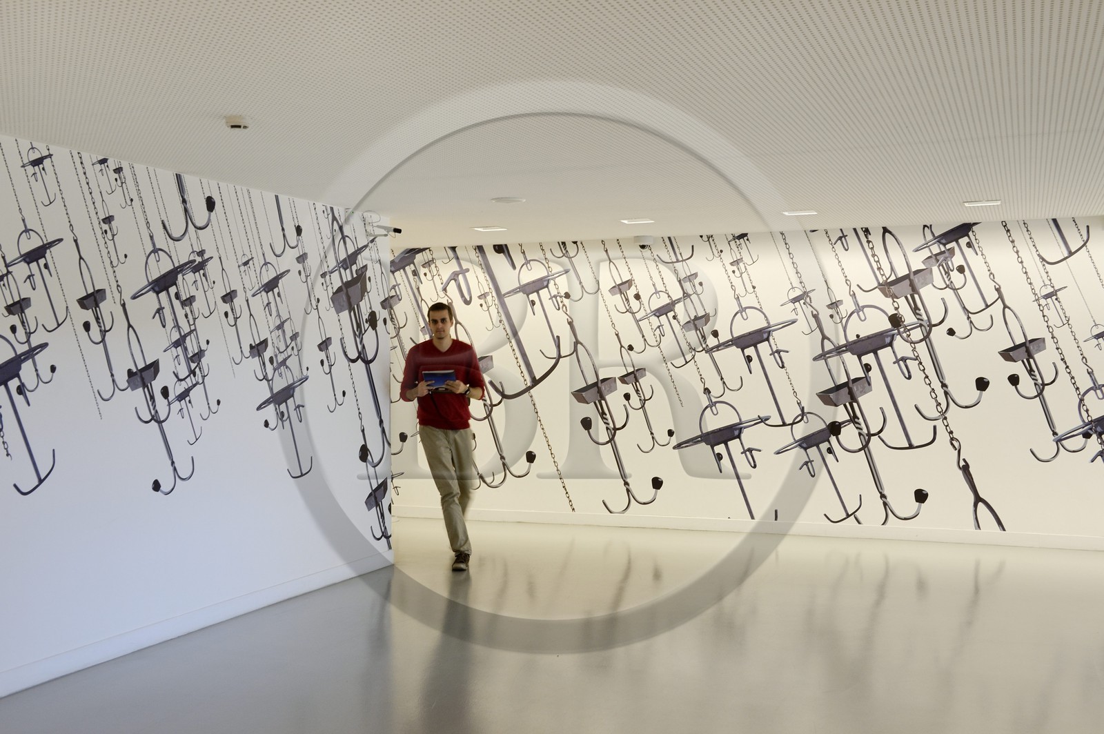 France, Moselle (57), Metz, quartier de l'Amphithéâtre, le Centre Pompidou-Metz, centre d'art conçus par les architectes Shigeru Ban et Jean de Gastines, évocation de la salle des pendus (des mines) de Jean Christophe Massinon