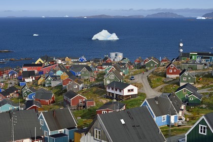 Groenland, cote ouest, baie de Baffin, la ville d'Upernavik et icebergs en arrière plan