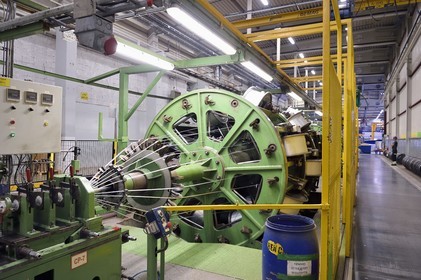 Norvège, comté d'Ostfold, Halden, l'usine de fabrication de cables Nexans, tressage de conducteurs en aluminium en cableuse