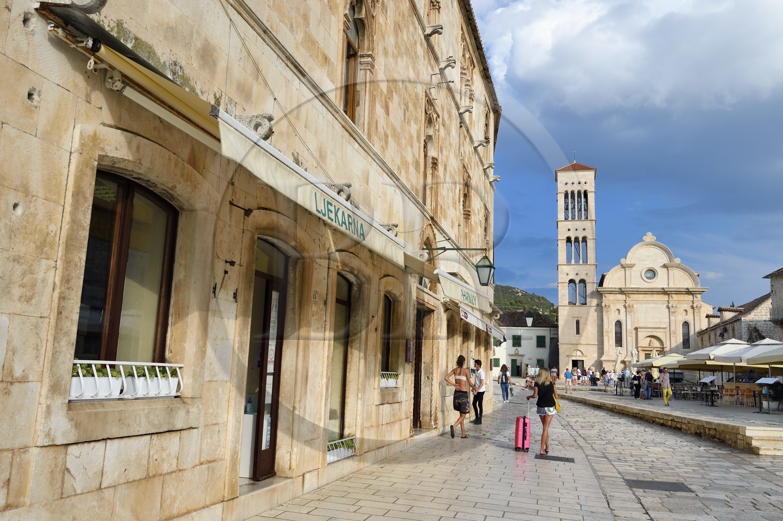 Croatie, Dalmatie, cote dalmate, Ile de Hvar, la ville de Hvar, la cathédrale Saint-Étienne et le clocher marquent l'extrémité Est de la Pjaca