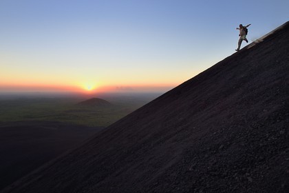 Nicaragua, région de Leon, Volcan Cerro Negro dans la cordillère des Maribios (ou Marrabios), homme courant dans les cendres de la pente du volcan