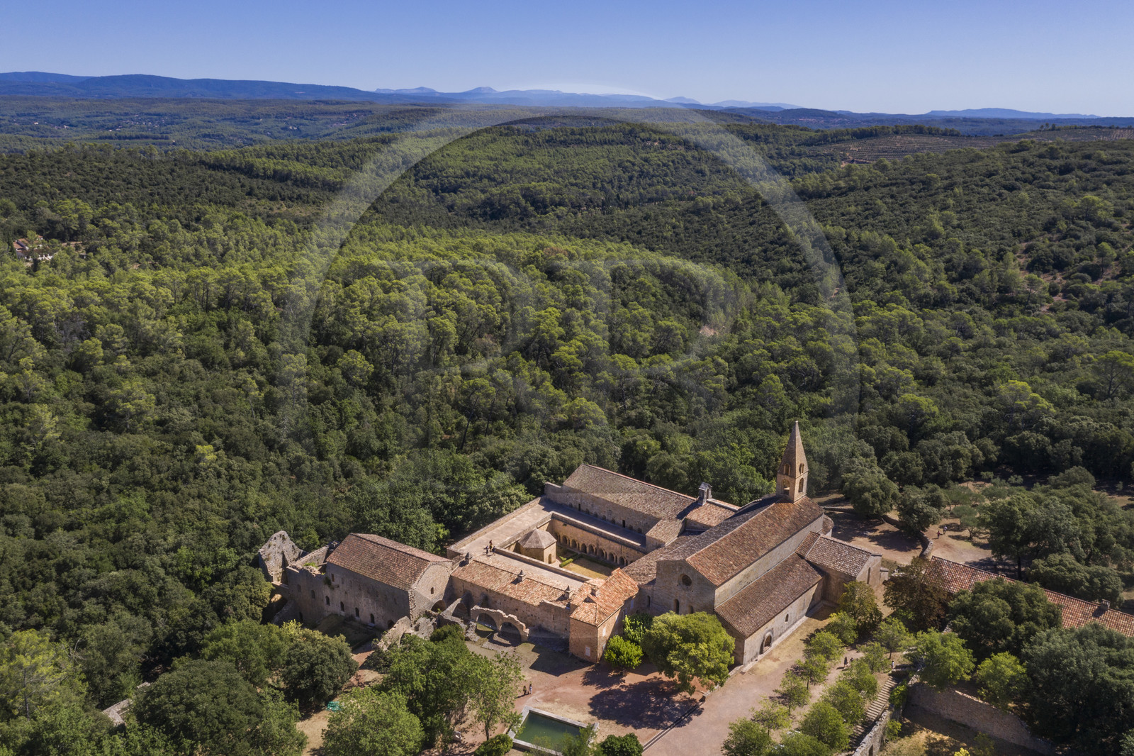 France, Var (83), Le Thoronet, abbaye cistercienne du XIIe siècle (vue aérienne)