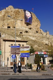 Turquie, Anatolie Centrale, province de Nevsehir, Cappadoce classée Patrimoine Mondial de l'UNESCO, Ürgüp, potrtrait géant d'Atatürk à l'occasion de l'anniversaire de sa mort