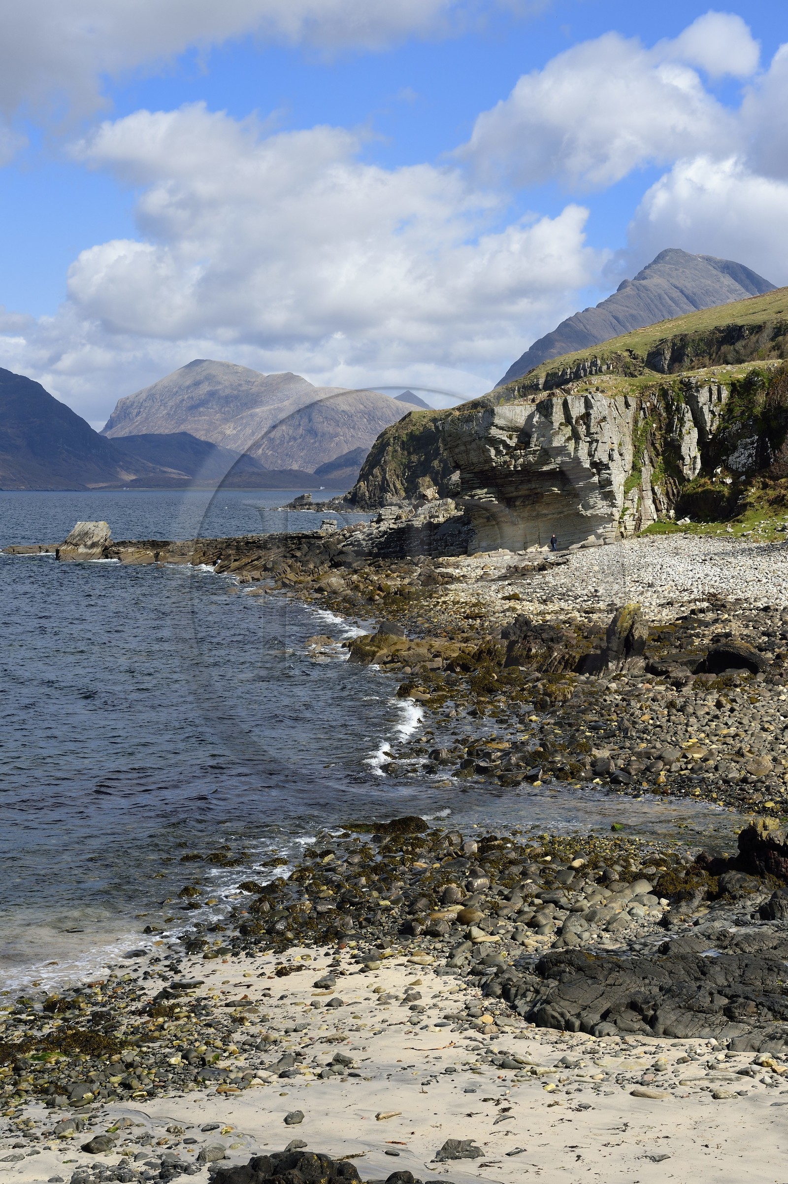 Royaume-Uni, Ecosse, région des Highlands, les Hébrides, Ile de Skye, plage de Elgol sur les rives du Loch Scavaig au bout de la péninsule de Strathaird et le massif des Black Cuillin Mountains en arrière plan
