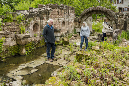 France, Bas-Rhin (67), Parc Naturel régional des Vosges du Nord, Eschbourg, ruines de l'abbaye bénédictine de Graufthal, vestiges d'une salle voutée du XIIème siècle, l'ancienne institutrice du village Annette Oster avec Marc Burckhart lui aussi l'ancien instituteur et président de l'association de mise en valeur du site de Graufthal