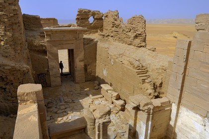 Egypte, désert libyque, El-Dush au sud de l'oasis de Kharga, le temple de l'époque Ptolémaique dédié à Isis et Osiris dans le fort romain