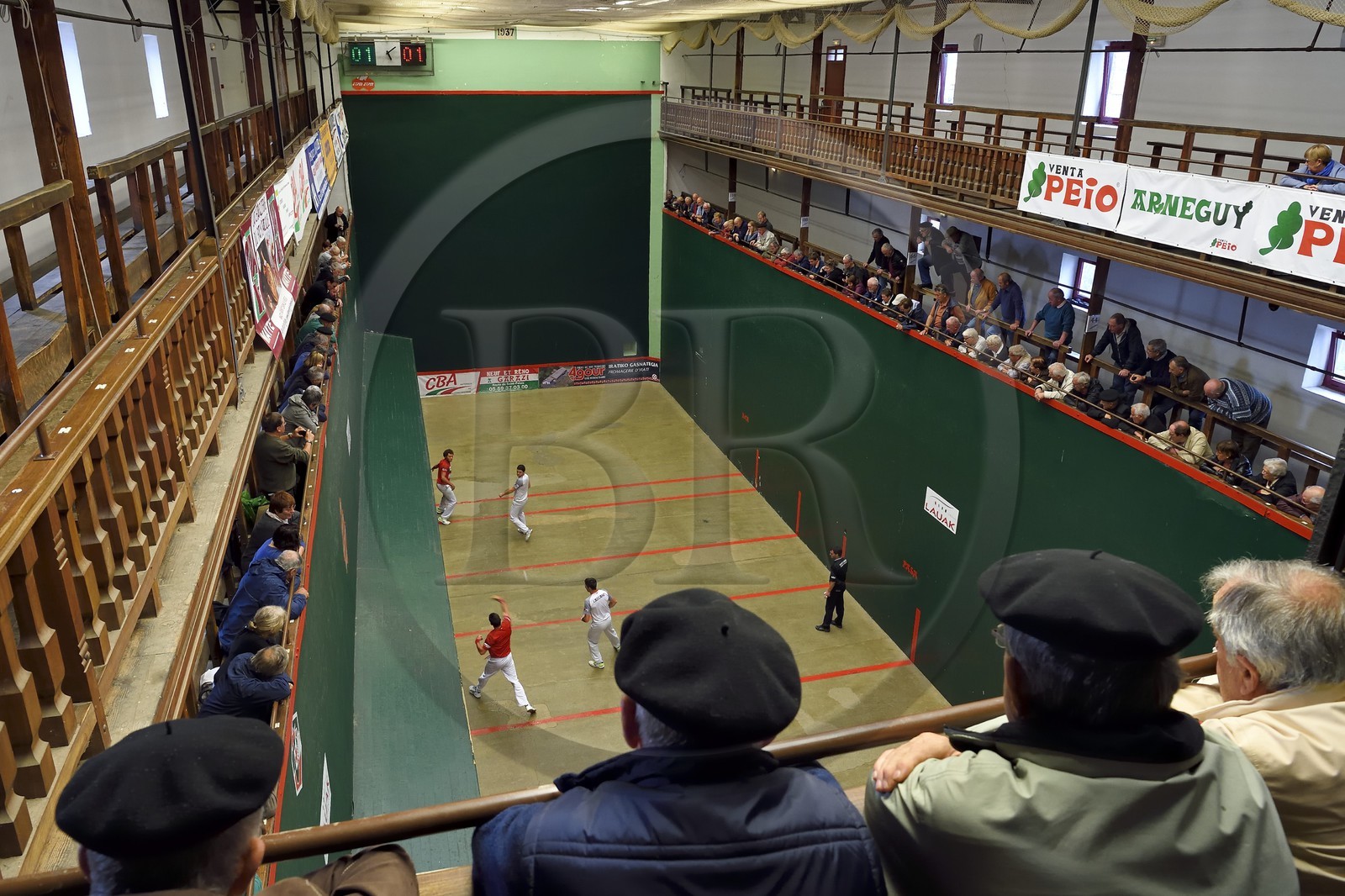 France, Pyrénées-Atlantiques (64), Pays-Basque, Saint-Jean-Pied-de-Port, trinquet Garat, traditionnelle partie de Pelote basque à main nue pour la coupe des Chasseurs