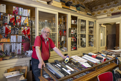 France, Côte-d'Or (21), Dijon, zone classée Patrimoine Mondial de l'UNESCO, place Bossuet, la Coutellerie de Langres, une boutique quincaillerie et plus, hors du temps et établie dans la maison natale de l'écrivain français Bossuet,elle est tenue par l’érudit Michel Pernod