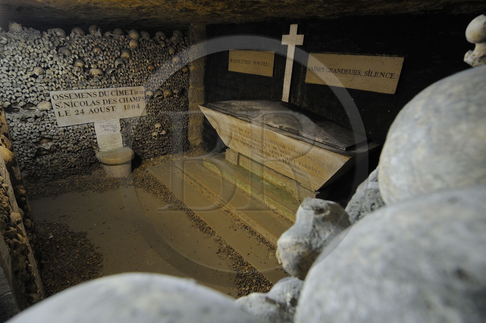 France, Paris (75), les catacombes, tombeau de Gilbert (commémoratif)