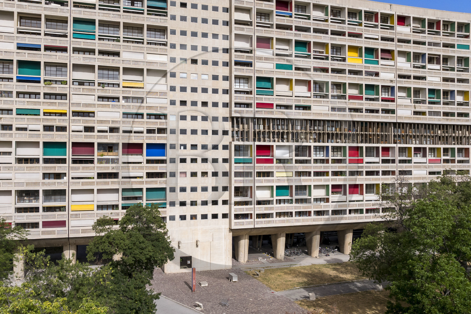 France, Bouches-du-Rhône (13), Marseille, oeuvre architecturale de Le Corbusier, classée Patrimoine Mondial de l'UNESCO, la Cité Radieuse par l'architecte Le Corbusier bordant le boulevard Michelet (vue aérienne)
