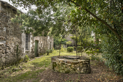 France, Loire-Atlantique (44), Paimboeuf, cour de maison avec avec son puit dans la rue principale