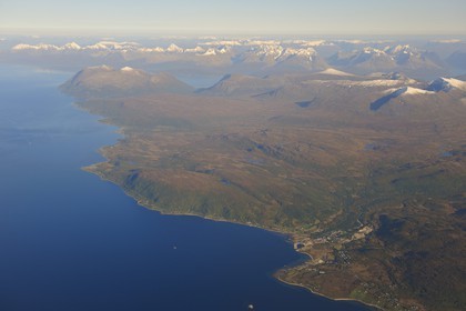Norvège, Troms, montagnes et fjords au nord de Tromso (vue aérienne)