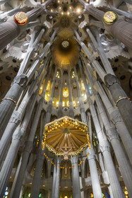 Espagne, Catalogne, Barcelone, quartier de l'Eixample, basilique de la Sagrada Familia de l'architecte du modernisme catalan Antoni Gaudi classée Patrimoine Mondial de l'UNESCO, le chœur, le ciborium et la coupole