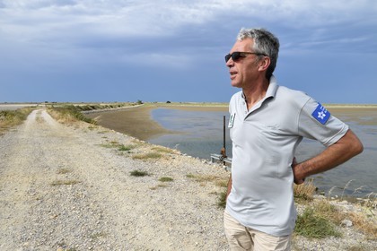 France, Bouches-du-Rhône (13), Parc naturel régional de Camargue, l’étang du Tampan, Patrick Rigaud en charge de la gestion hydraulique du parc sur une digue