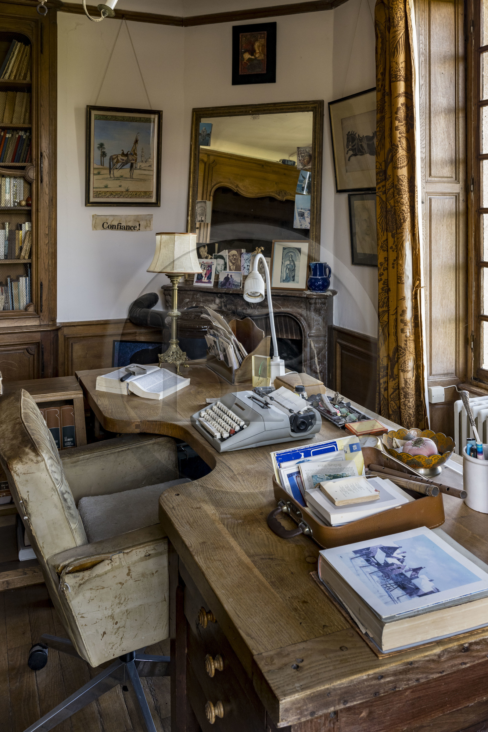 France, Yonne (89), parc naturel régional du Morvan, Vézelay, classé au Patrimoine Mondial de l'UNESCO, labellisé Les Plus Beaux Villages de France, point de départ de l'une des principales voies de pèlerinage de Saint-Jacques-de-Compostelle, le bureau de l'écrivain Jules Roy dans sa maison