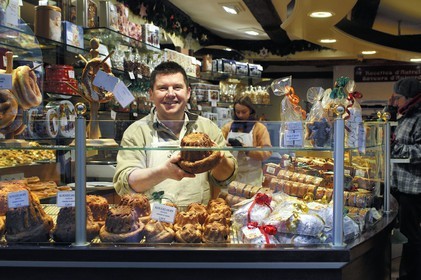 France, Haut Rhin (68), Kaysersberg a Noel, le kougelhopf est la traditionnelle brioche alsacienne aux raisins secs et aux amandes