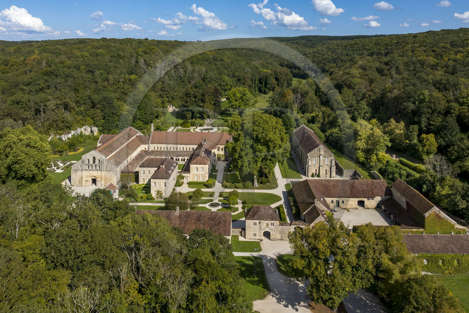 France, Côte-d'Or (21), Marmagne, l'abbaye cistercienne de Fontenay fondée en 1118, classée au Patrimoine Mondial de l'UNESCO (vue aérienne)