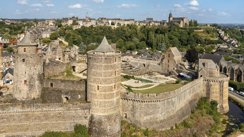 France, Ille-et-Vilaine (35), Fougères, le château-fort du XIIe siècle et l'église Saint-Léonard en arrière plan (vue aérienne)