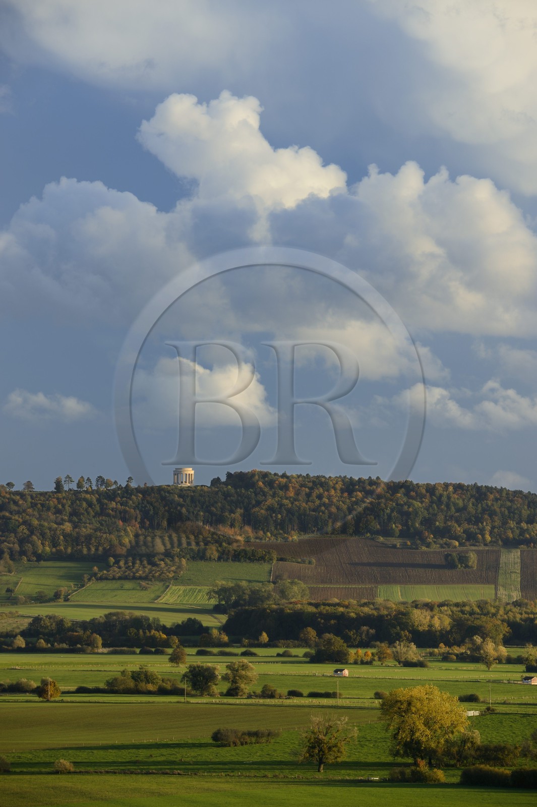 France, Meuse (55), Parc régional de Lorraine, Cotes de Meuse, la plaine de la Woëvre et le Monument américain de la Butte de Montsec en arrière plan