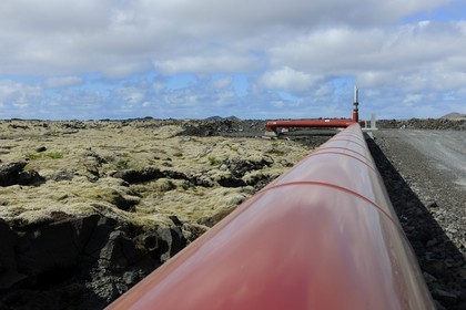 Islande, Grindavik, l'usine Géothermique du Blue Lagoon, canalisations et champ de lave