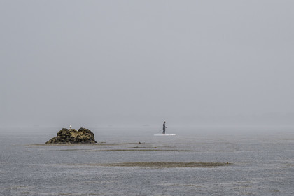 France, Finistère (29), Penmarch, archipel des Étocs, stand up paddle sous la pluie