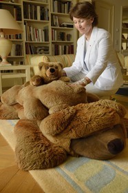France, Alpes-Maritimes (06), Cannes, la villa La Californie où vécu Pablo Picasso, aujourd'hui renommé le Pavillon de Flore par Marina Picasso, Marina Picasso petite fille de avec les Ours en peluche qui lui ont été offerts pour la naissance de ses enfants et petit enfant