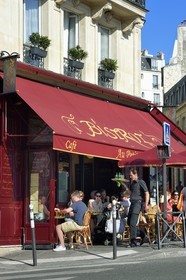 France, Paris (75), Café Au Petit Suisse à l'angle de la rue de Vaugirard