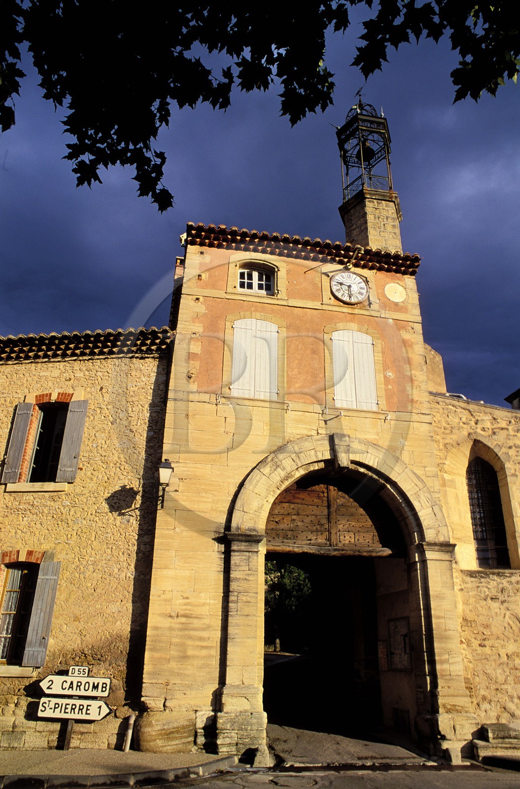 France, Vaucluse (84), Modène, le porte du vieux village (Comtat Venaissin)