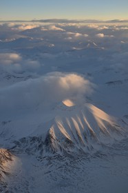 Norvège, Svalbard, Spitzberg, Longyearbyen, paysage glaciaire des montagnes de la région sud dans le parc national de Sør-Spitsbergen (vue aérienne)